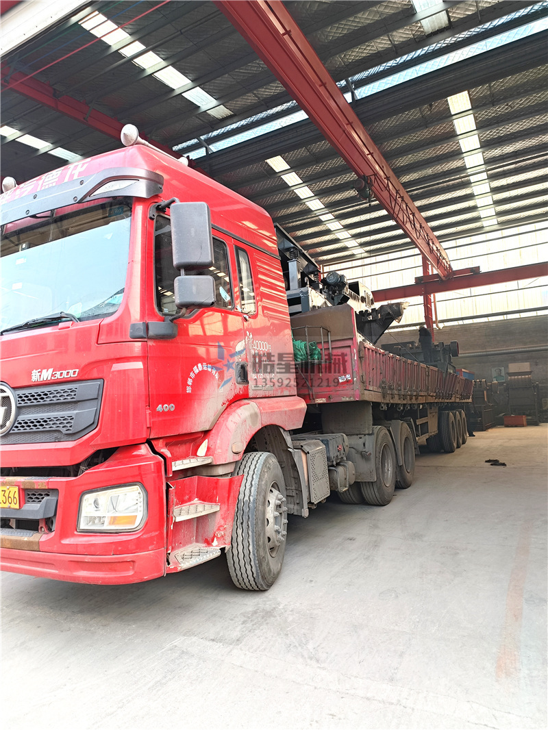 1300<a href='http://dianzizhifu.cn/feilv/852.html' target='_blank'><span>鋁合金破碎機</span></a>設(shè)備裝車發(fā)貨發(fā)往山東